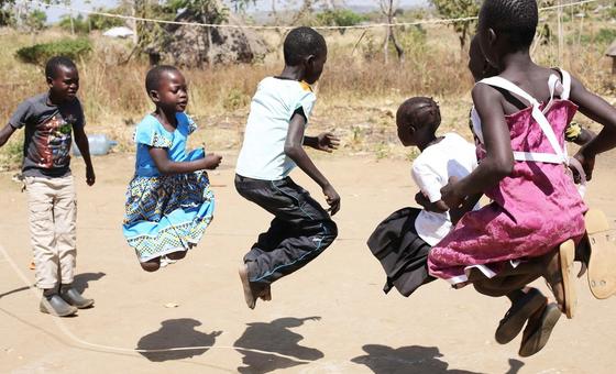 Des enfants réfugiés sautent à la corde dans le camp de Palabek Ogili au Soudan du Sud.